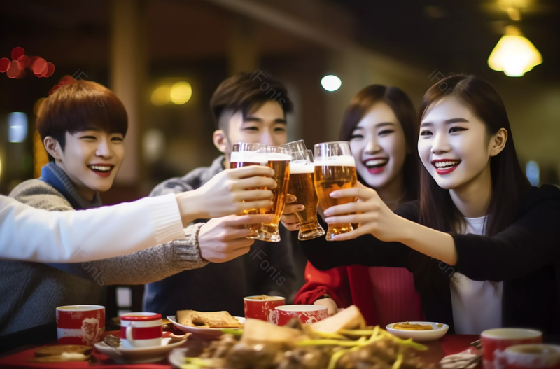 年轻朋友们在火锅店吃饭喝啤酒举杯庆祝聚餐实拍图,高清,摄影图,摄影图片,图片大全,摄影图免费下载